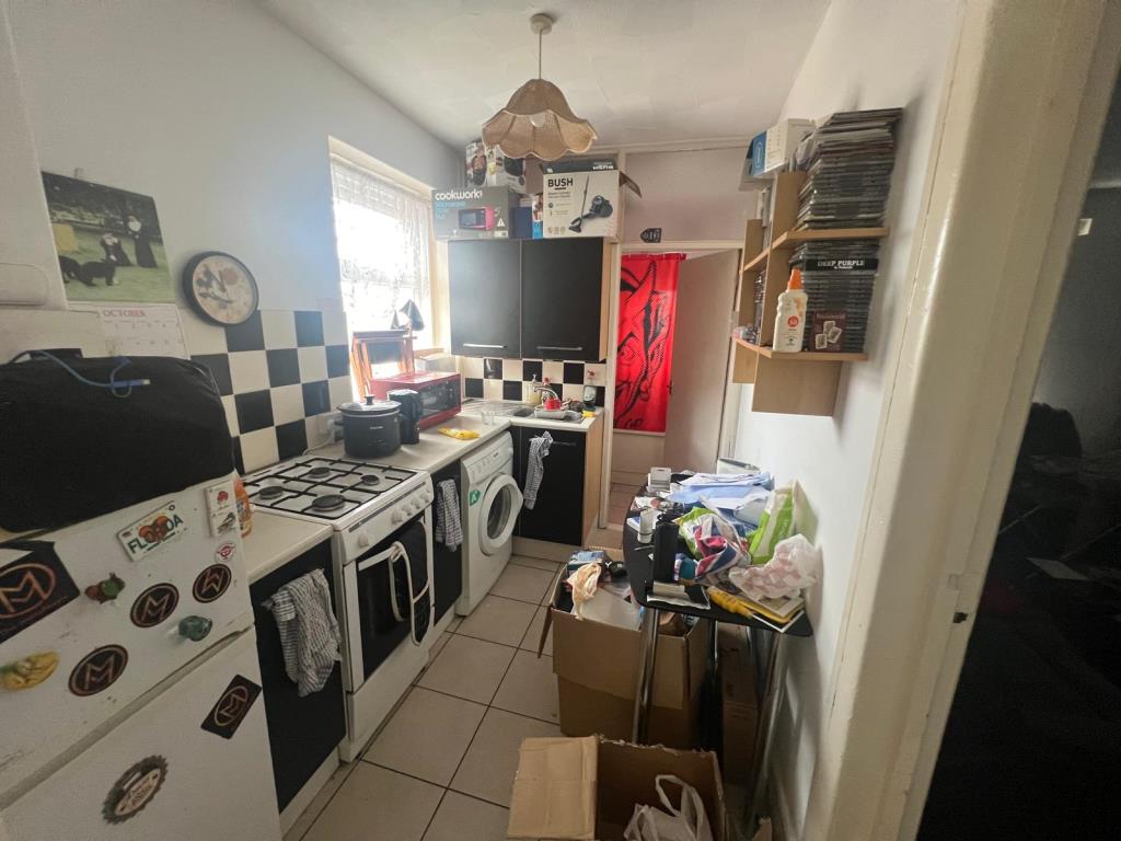 Lot: 10 - FREEHOLD MIXED COMMERCIAL AND RESIDENTIAL INVESTMENT - Example of one of the flats kitchen